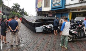 30 Kendaraan Ringsek Kejatuhan Papan Reklame Raksasa di Bogor Tampak papan reklame yang roboh menimpa puluhan motor dibawahnya. Foto Radar Bogor