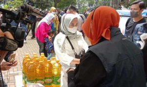 Pemkot Bandung gelar operasi Pasar pada saat harga Minyak goreng melambung tinggi. Foto. Sandi Nugraha.