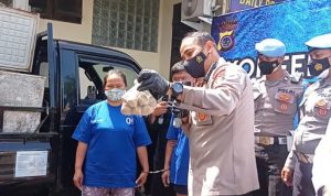 Kapolsek Bantul AKBP Ihsan menunjukan bakso ayam tiren buatan suami istri MHS dan AHR. Senin (24/1). (DWI AGUS/RADAR JOGJA)