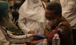 PLT Walikota Bandung, Yana Mulyana saat akan melakukan donor darah, Senin (24/1). Foto. Sandi Nugraha