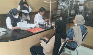 Warga sedang mengajukan pembuatan KTP di Kecamatan Cileunyi. ist