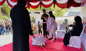 Seorang terpidana zina berinisial WDS ambruk saat baru menjalani eksekusi hukuman cambuk di atas panggung, saat menjalani hukuman 100 kali cambuk dipusatkan di halaman Kantor Kejaksaan Negeri Aceh Barat di Meulaboh, Selasa (25/1/2022). Foto: ANTARA/Teuku Dedi Iskandar