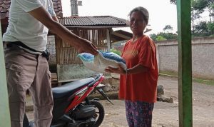 Penyaluran bansos BPNT kepada warga penerima manfaat di Desa Mekarbakti, Kecapatan Pamulihan, Kabupaten Sumedang. *Istimewa