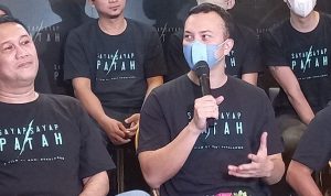 Aktor Nicholas Saputra (kanan), Executive Produser Film Sayap Sayap Patah Denny Siregar (kiri) di kawasan Dharmawangsa, Jakarta Selatan, Rabu (26/1). Foto: Firda Junita