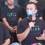 Aktor Nicholas Saputra (kanan), Executive Produser Film Sayap Sayap Patah Denny Siregar (kiri) di kawasan Dharmawangsa, Jakarta Selatan, Rabu (26/1). Foto: Firda Junita