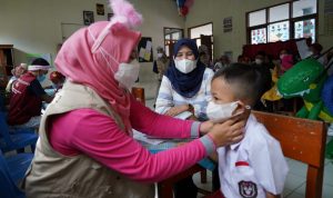 Sebanyak 13 anak mengalami KIPI seusai di vaksin di Garut. ist
