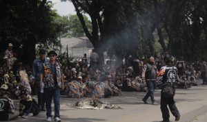 Ratusan anggota ormas GMBI gelar aksi di depan Polda Jabar. Foto Deni Jabar ekspres