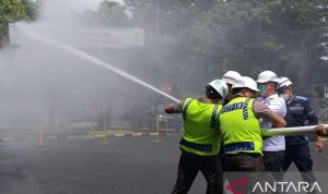 Kegiatan pengujian objek Keselamatan dan Kesehatan Kerja atau K3 yakni Instalasi Proteksi Kebakaran di Kantor PT PLN (Persero) UP3 Bandung, Jalan Soekarno Hatta Kota Bandung, Kamis (27/1/2022). (ANTARA/Ajat Sudrajat)