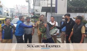 PENGAMANAN : Seorang ODGJ saat diamankan petuga Satpol PP dan Dinsos Kota Sukabumi.