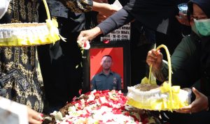 Sertu Anumerta M Rizal Maulana Sempat Video Call Ibunya Meminta ini Keluarga Sertu Anumerta M Rizal Maulana Arifin saat menabur bunga. Sabtu (29/1). Foto. Sandi Nugraha