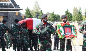 Pemakaman Sertu Anumerta M Rizal Maulana, Kasad Dudung Harap Staf Operasi TNI Kejar Kelompok KKB. Proses Pemakaman Sertu Anumerta Muhammad Rizal Maulana Arifin di makan pahlawan Kota Bandung. Sabtu (29/1). Foto. Sandi Nugraha