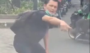 Polisi Buru Pelaku Yang Pura-Pura Jadi Korban Tabrak Lari Tangkapan layar video dimana seorang pria terpincang-pincang mengaku jadi korban tabrak lari dari sebuah mobil,