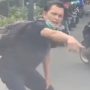 Polisi Buru Pelaku Yang Pura-Pura Jadi Korban Tabrak Lari Tangkapan layar video dimana seorang pria terpincang-pincang mengaku jadi korban tabrak lari dari sebuah mobil,
