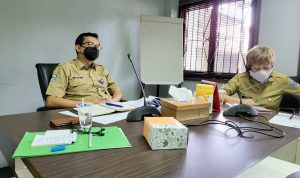 Asisten Daerah (ASDA) Bidang Perekonomian dan Pembangunan Kota Bandung Erick MA, saat rapat koordinasi terbatas bersama para kepala Dinas Kota Bandung, Kadin Kota Bandung, Bank Indonesia Perwakilan Jawa Barat dan Pengamat Ekonomi.