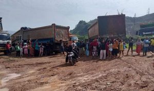 Warga Kampung Cibeneur, Desa Nagreg, Kecamatan Nagreg, Kabupaten Bandung saat melakukan aksi demo menolak aktivitas galian C. *Istimewa