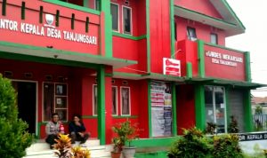 Bangkitkan Ekonomi Lokal, Ini yang Dilakukan Pemkab Sumedang Ilustrasi BUMDes: Kantor BUMDes Mekarsari milik Desa Tanjungsari (ujung kanan) yang bersebelah dengan Kantor Desa Tanjungsari, Kecamatan Tanjungsari, Kabupaten Sumedang. (Jabar Ekspres)