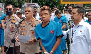Anggota GMBI yang menaiki Patung Maung Lodaya. Senin (31/1). Foto. Sandi Nugraha