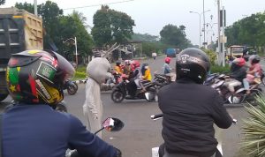 Meresahkan, Badut-Badut Jalanan Akan di Razia Salah satu badut yang beraksi menghibur dijalanan Kabupaten Cianjur.