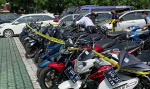 Ratusan kendaraan milik Ormas GMBI pada saat aksi Demonstrasi di depan Mapolda Jabar. Senin (31/1). Foto. Sandi Nugraha