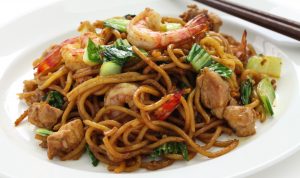 Siu Mie atau Mie Panjang, salah satu makanan yang wajib ada saat perayaan Tahun Baru Imlek. (Istimewa)
