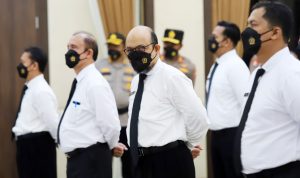 Ini Kesan Novel Baswedan Setelah jadi ASN Polri Mantan penyidik Komisi Pemberantasan Korupsi (KPK) Novel Baswedan bersama sejumlah mantan pegawai KPK saat mengikuti pelantikan di Gedung Rupatama, Mabes Polri, Jakarta Selatan, Kamis (9/12/2021). Sebanyak 44 mantan pegawai KPK akan mengikuti pelantikan menjadi Aparatur Sipil Negara (ASN) Polri. (Dery Ridwansah/JawaPos.com)