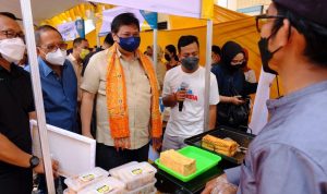 Airlangga Hartarto Dorong UMKM Jadi Penggerak Ekonomi dengan memberikan berbagai program bantuan untuk permodalan melalui KUR