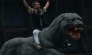 Anggota Ormas GMBI Naiki Patung Macan Lodaya Polda Jabar, Tuntut Kapolda Dicopot Anggota Ormas GMBI Naiki Patung Macan Lodaya Mapolda Jabar dan Tuntut Kapolda Dicopot atas kasus pengeroyokan anggota GMBI di Karawang