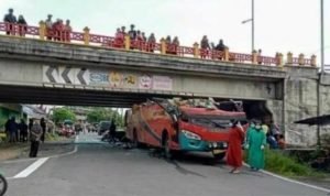 Bus Sipirok Nauli dari Padang Sidempuan tujuan Jambi tabrak jembatan layang di Padang Panjang, Minggu (30/1). (Istimewa)