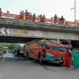Bus Sipirok Nauli dari Padang Sidempuan tujuan Jambi tabrak jembatan layang di Padang Panjang, Minggu (30/1). (Istimewa)