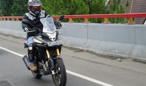 Pengendara sepeda motor menggunakan jaket yang aman saat berkendara.