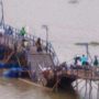 Detik-detik jembatan apung Cihampelas-Batujajar ambruk akibat kelebihan beban dai pengendara motor