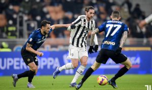 Pemain Juventus dikepung dua pemain Inter Milan dalam laga semala. (@juventusfc/Twitter)