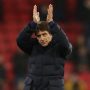 Mantan Pelatih Tottenham Hotspur, Antoni Conte, memunggu momen yang dinantikan hadapi Chelsea. (@SpursOfficial/Twitter)