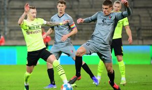 Pemain Borrusia Dortmund (kiri) dan St. Pauli (kanan) saling bersikeras menguasai bola dalam pertandingan DFB-Pokal. (@fcstpauli/twitter)