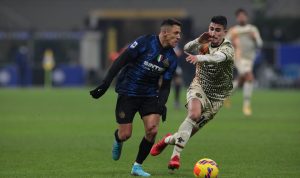 Pemain Inter Milan saat mempertahankan penguasaan bolanya. Serie A Italia nyaris bangkrut. (@Inter/Twitter)