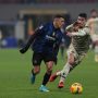 Pemain Inter Milan saat mempertahankan penguasaan bolanya. Serie A Italia nyaris bangkrut. (@Inter/Twitter)