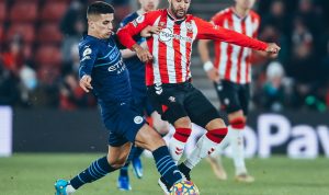 Manchester City dan Streak-nya Berakhir di St Mary's Stadium Pemain Manchester City berusaha pertahankan bola dari rebutan pemain Southampton. (@ManCity/Twitter)