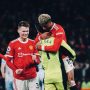 Para pemain Manchester United merayakan kemenangan. Anthony Martial pada akhirnya diturunkan kembali. (@ManUtd/Twitter)