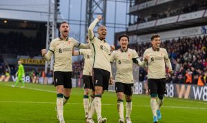 Para pemain Liverpool berselebrasi seusai Fabinho (tengah) mengunci kemenangan bagi The Reds. (@LFC/TWITTER)
