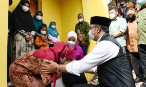Gubernur Jabar Ketika mengunjungi warga di Desa Cibunar Kabupaten Garut