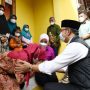 Gubernur Jabar Ketika mengunjungi warga di Desa Cibunar Kabupaten Garut