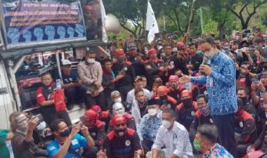 Gubernur DKI Anies Baswedan menemui langsung para buruh yang melakukan demo di Balaikota DKI.
