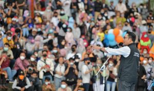 Gubernur Jabar Ridwan Kamil berdialog dengan warga ketika mengunjungi Kabupaten Sukabumi