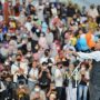 Gubernur Jabar Ridwan Kamil berdialog dengan warga ketika mengunjungi Kabupaten Sukabumi