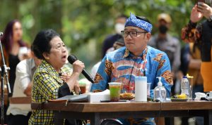 Gubernur Jabar Ridwan Kamil ketika berada di Tahura Dago bersama sesepuh Sunda Ceu Popong