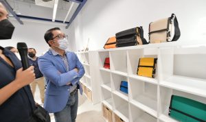 Gubernur Jabar Ridwan Kamil meninjau produk-produk kreatif dalam ajang pameran JabArt Space 2