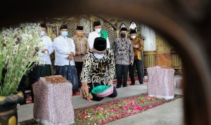 Gubernur Jawa Barat Ridwan Kamil sedang melakukan Wisata Religi dengan berziarah ke makam tokoh ulama di Bangkalan Madura