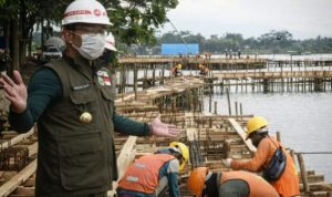 Gubernur Ridwan Kamil ketika meninjau proyek revitalisasi Situ Bagendit opada tahun lalu. Situ Bagendit akan menjadi destinasi wisata andalan Bagi Kabupaten Garut.