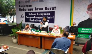 Ridwan Kamil Ingin Pengrajin Kulit di Sukaregang Bisa Dikenal Dunia Gubernur Jabar Ridwan Kamil ketika berdialog dengan pengrajin kulit Sukaregang Kabupaten Garut