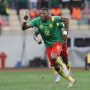 Karl Toko Ekambi memborong dua gol kemenangan Kamerun atas Gambia di Stade de Japoma, Douala, kemarin (30/1). (CHARLY TRIBALLEAU/AFP )